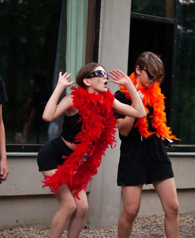 Twee deelnemers van een jongerenreis 15 jaar theaterkamp
