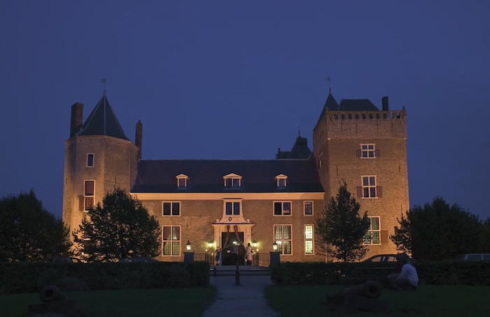 Het kasteel assumburg is de accommodatie op het engels zomerkamp Amsterdam in de zomer.
