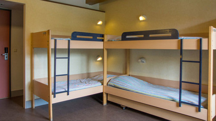 De slaapkamer van de accommodatie op het engels zomerkamp Amsterdam in de zomer.