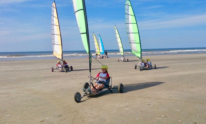 Blowkarten op het strand tijdens het zomerkamp Amsterdam in de zomer.