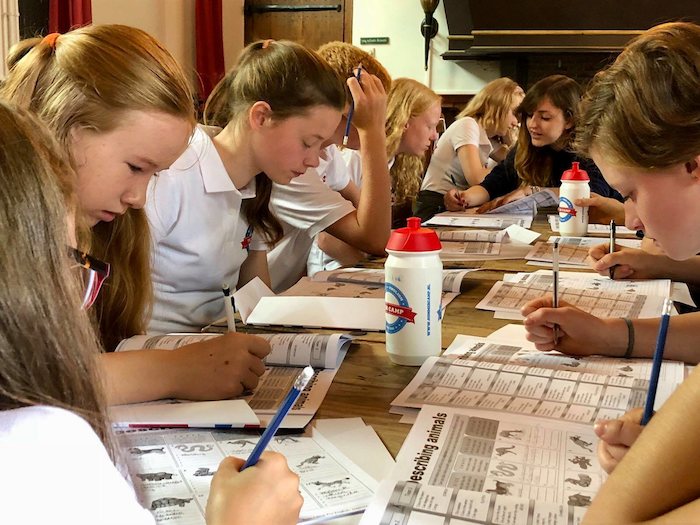 Grammatica en woordenschat les tijdens het zomerkamp Amsterdam in de zomer.