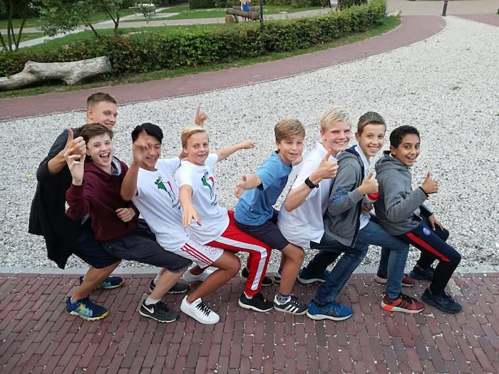Jongens op een rij tijdens het zomerkamp Amsterdam in de zomer.