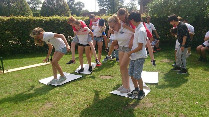 Jongeren tijdens een ontspannende activiteit tijdens het zomerkamp Amsterdam in de zomer.