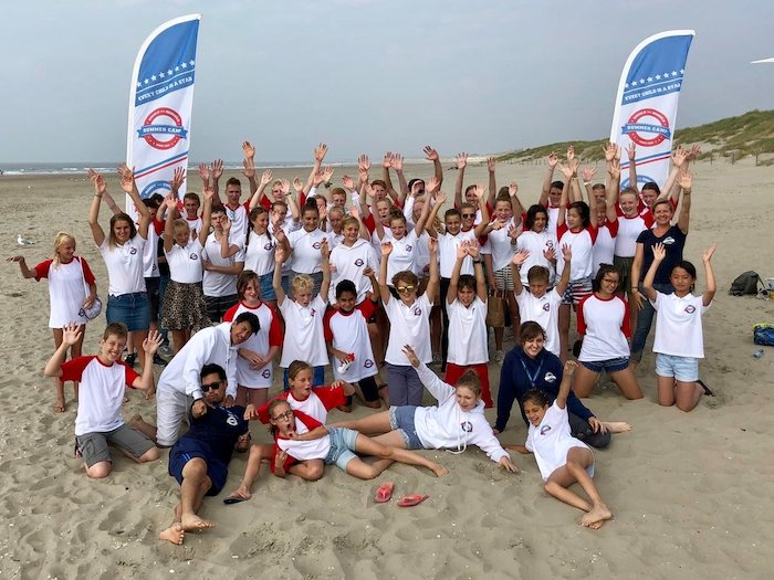 Een groepsfoto met kinderen tijdens English summer camp op het strand