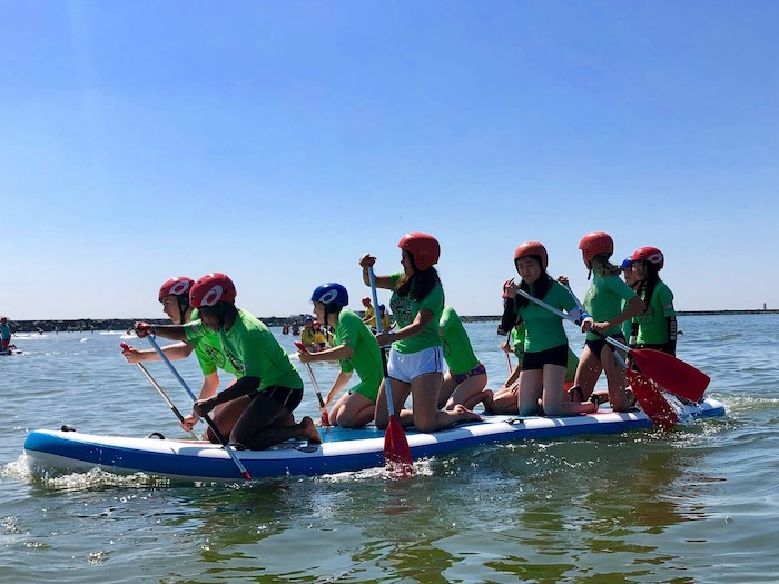 Jongeren op een sup tijdens het zomerkamp Amsterdam.