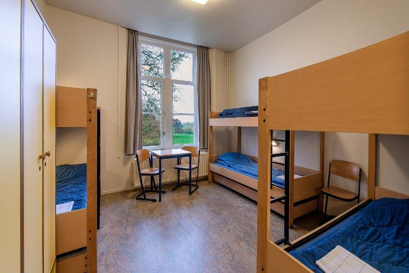 de slaapzaal met stapelbedden op taalkamp engels utrecht