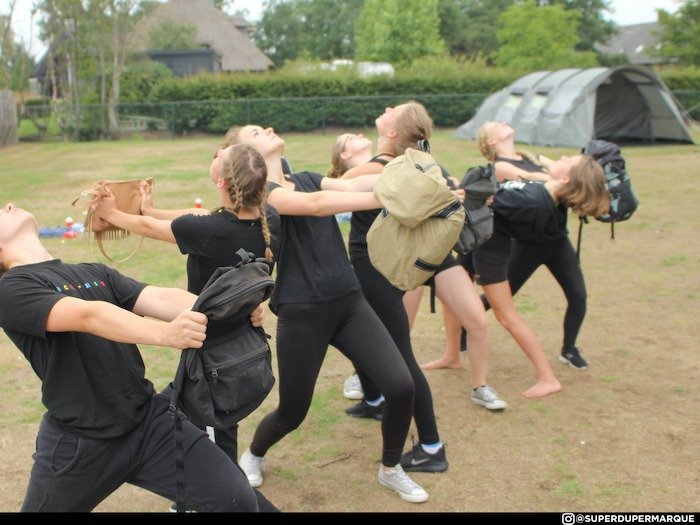 Jongeren dansen buiten tijdens het danskamp in Noord-Brabant in de zomer.