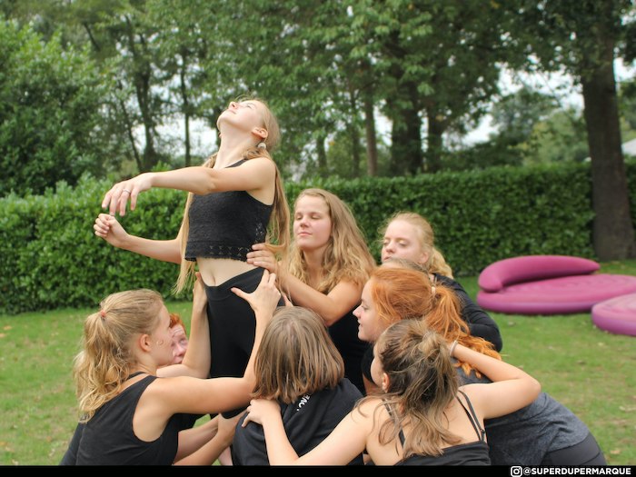 Meisjes dansen in groep tijdens het danskamp in Noord-Brabant in de zomer.