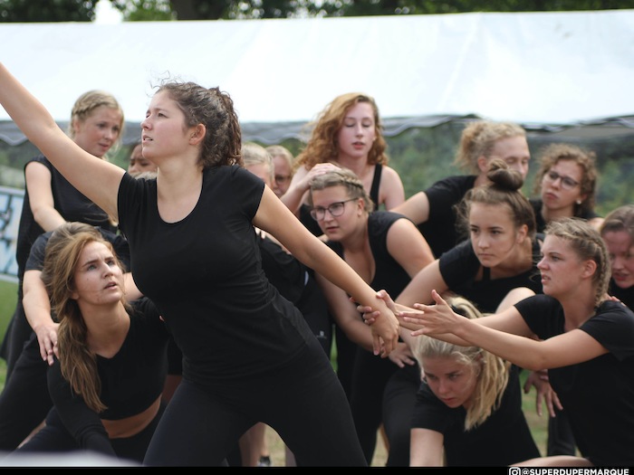 Jongeren dansen op een vakantie voor jeugd