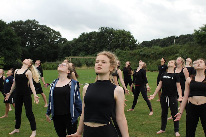 Jongeren dansen tijdens het danskamp in Noord-Brabant in de zomer.