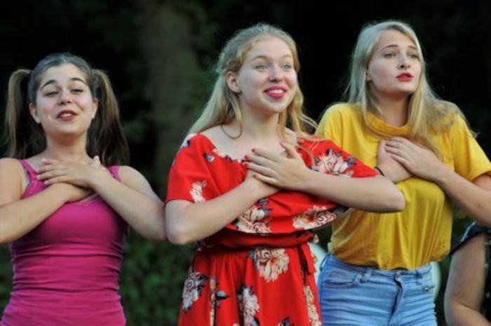 Meisjes acteren tijdens het musicalkamp in Noord-Brabant in de zomer.