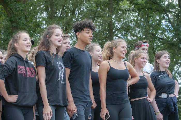 Jongeren in groep tijdens het musicalkamp in Noord-Brabant in de zomer.