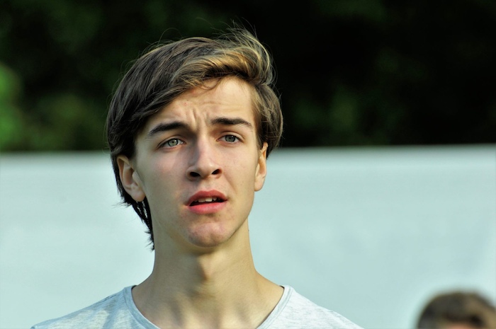 Een jongen zingt tijdens het musicalkamp in Noord-Brabant in de zomer.