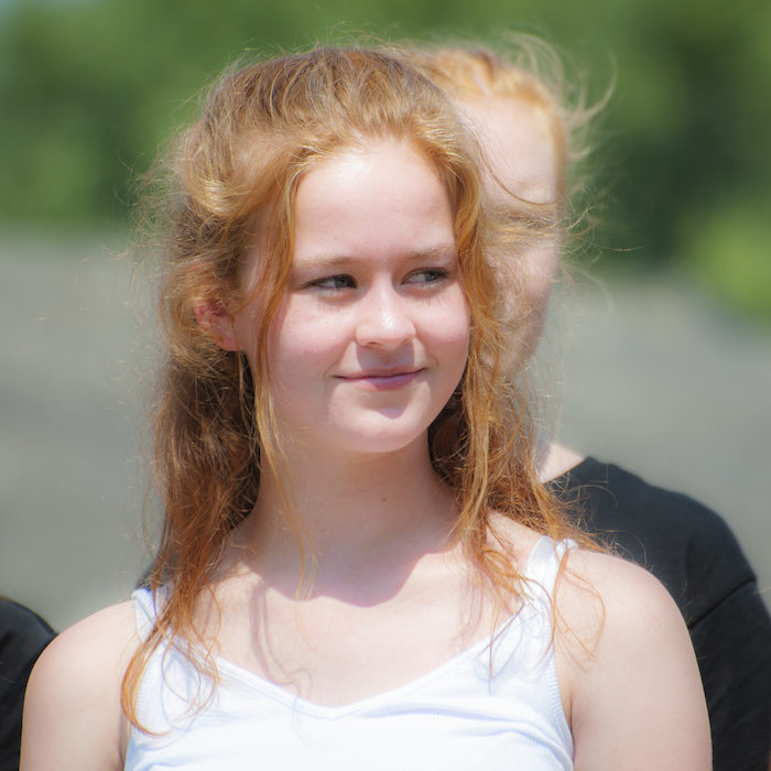 Een meisje met rood haar tijdens het musicalkamp in Noord-Brabant in de zomer.