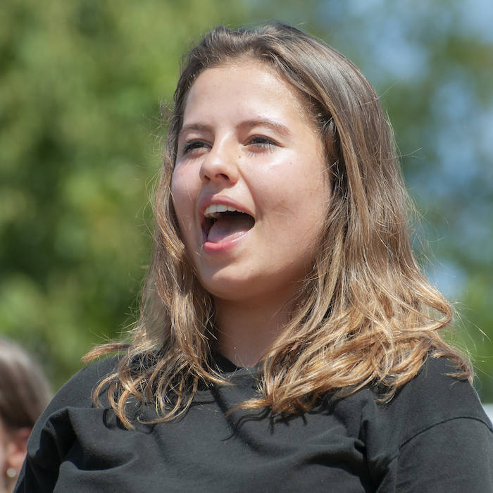 Een tienermeisje zingt tijdens het musicalkamp in Noord-Brabant in de zomer.