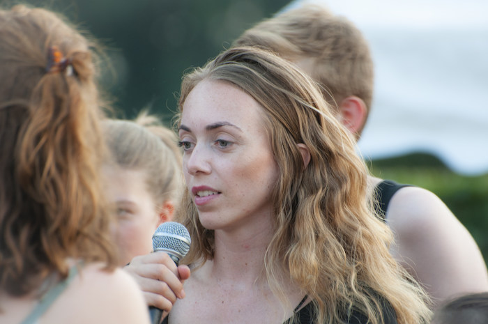 Meisje met een microfoon tijdens het musicalkamp in Noord-Brabant in de zomer.