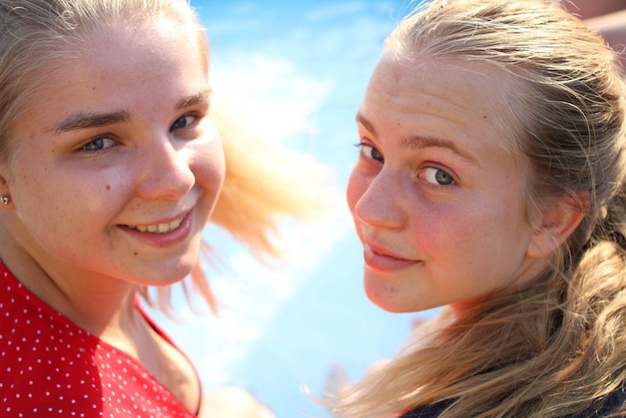 Twee meisjes tijdens het musicalkamp in Noord-Brabant in de zomer.