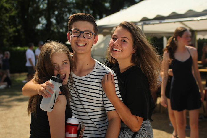 Jongeren lachen voor de foto op vakantie voor jeugd