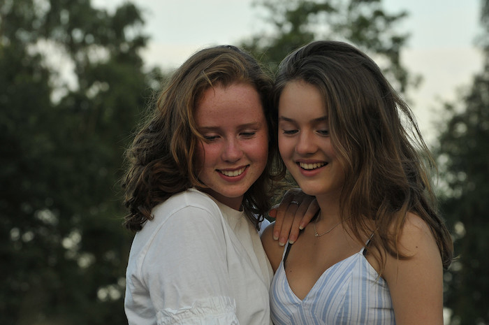 Meisjes naast elkaar tijdens het musicalkamp in Noord-Brabant in de zomer.