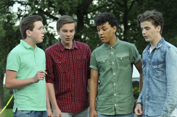 Vier jongen zingen samen tijdens het musicalkamp in Noord-Brabant in de zomer.