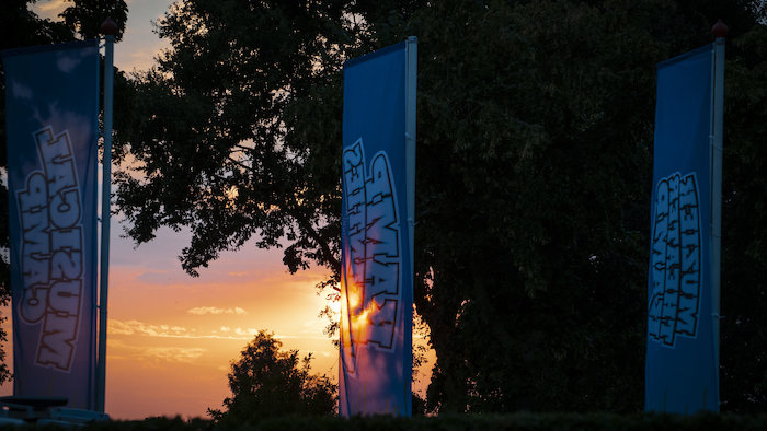 Blik op zonsondergang tijdens danskamp