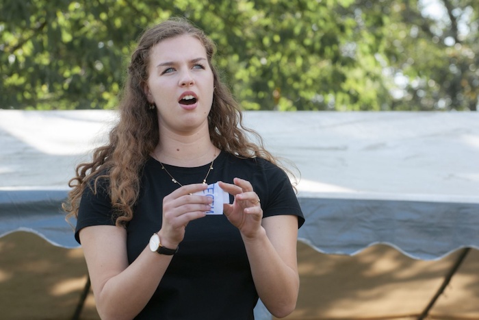 Jongeren zingen tijdens het musicalkamp in Noord-Brabant in de zomer.