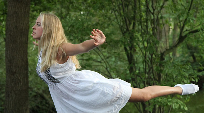 Meisje danst gek op zomerkamp 16+