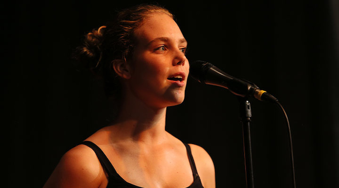 Meisje zingt in de microfoon op muziekkamp