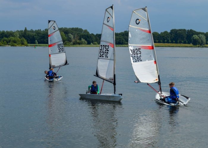 Kinderen zeilen solo op zeilkamp Nederland  in Flevoland
