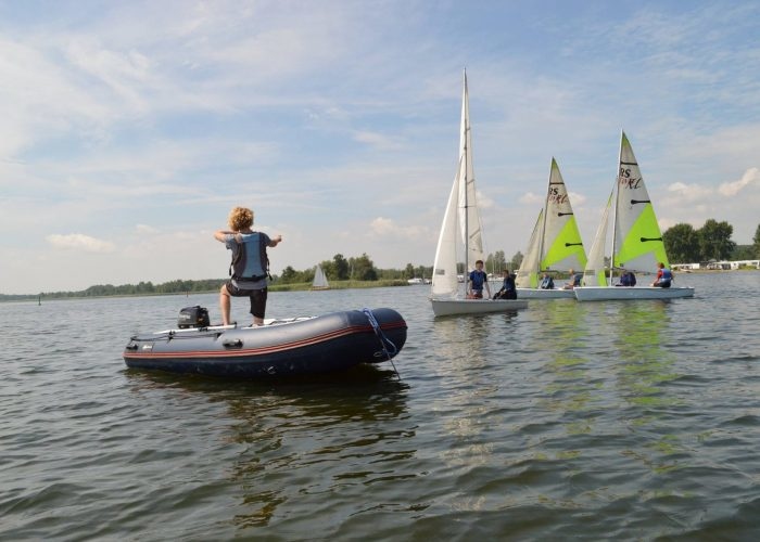 Kind in speedboat op zeilkamp Nederland  in Flevoland