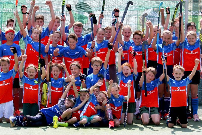 Groep aan het hockeyen tijdens Zomerkamp in Duitsland