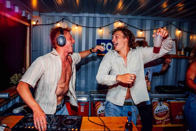 Jongeren spelen muziek op de studentenreis.