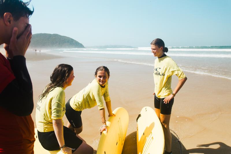 Surfen tijdens een groepsreis voor volwassenen