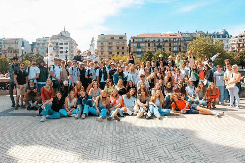 Jongeren gaan samen op excursie tijdens de surfkampen 18 plus.