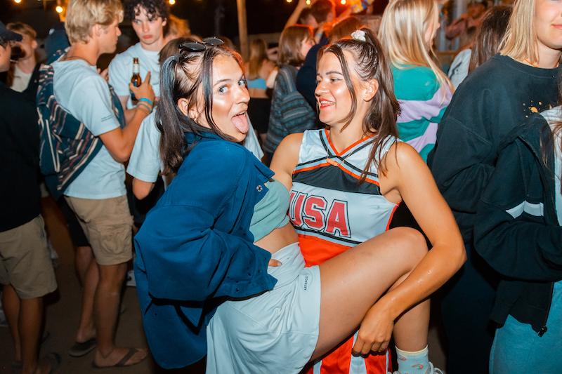 Meiden poseren in een club.