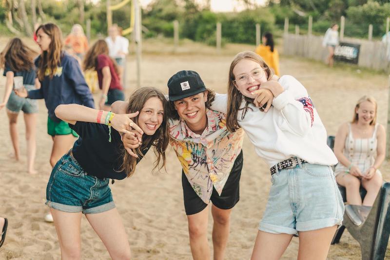 Groep poseert voor de camera op surfkamp hersfstvakantie