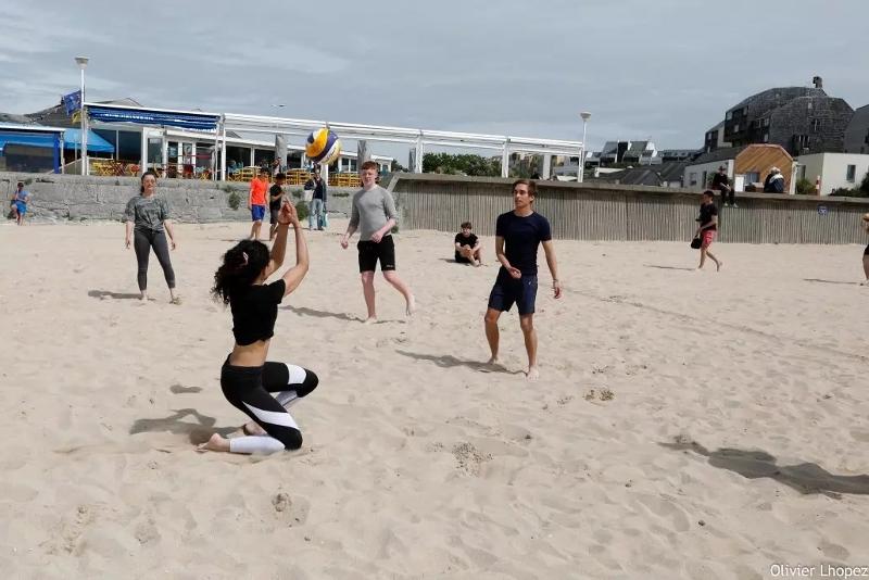 Een groep is aan het volleyballen op taalvakantie Frans