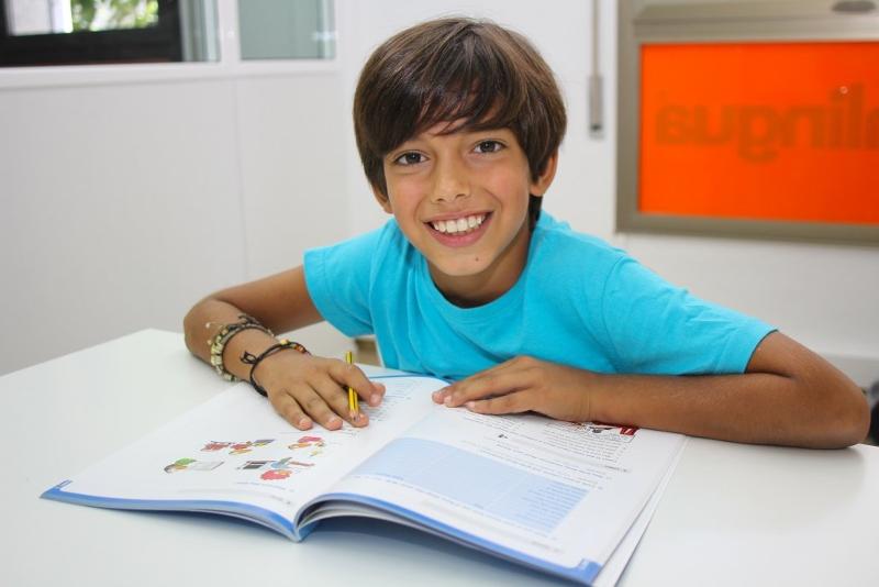 Jongen is aan het studeren tijdens zeilkampen Frankrijk