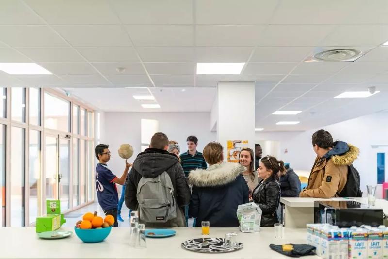 Een groep in een lokaal tijdens een taalvakantie Frans