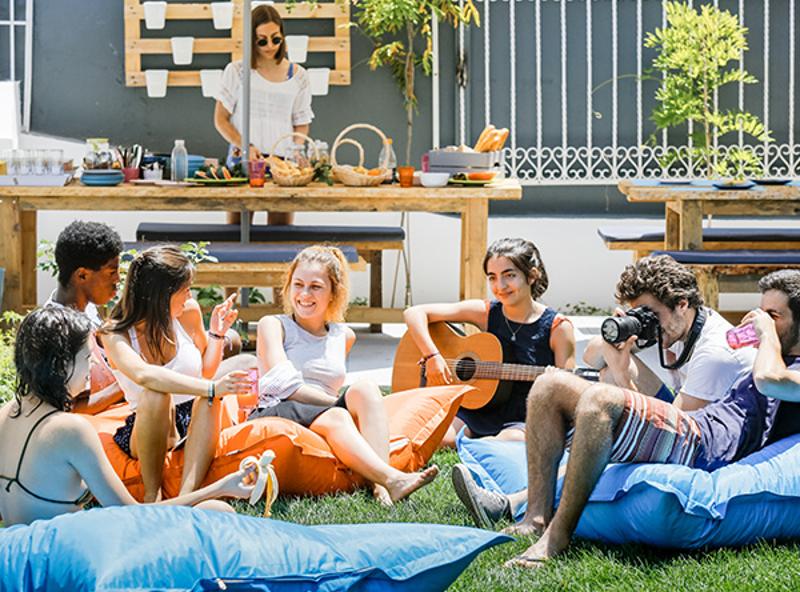 Jongeren zitten tijdens hun zomerkamp Portugal