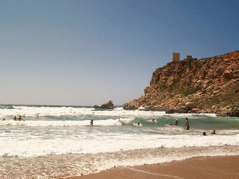 Zwemmen op het strand tijdens summer camp Malta