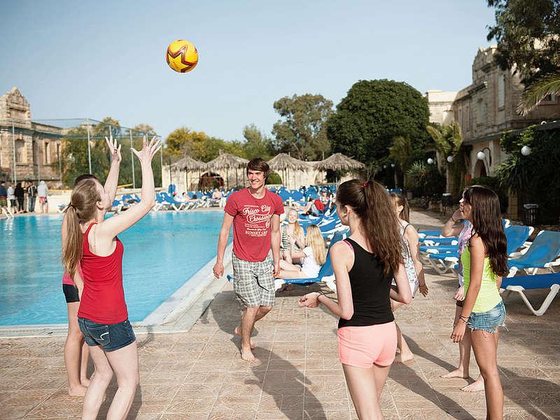 jongeren spelen volleybal op summer camp malta