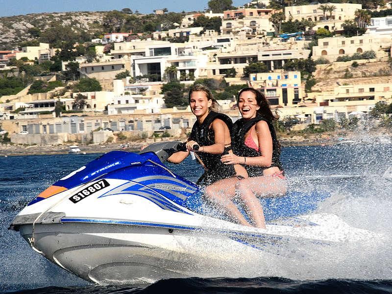 Meiden zijn aan het jetskiën tijdens jongerenvakantie Malta