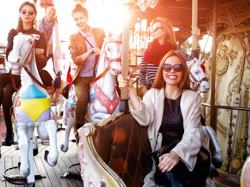 Jongeren tijdens een jongerenreis 15 jaar zitten op de carrousel