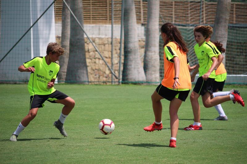 Deelnemers van een voetbalkamp Spanje doen een wedstrijdje voetballen