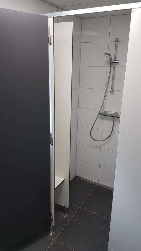 Douche in accommodatie tijdens een surfkamp