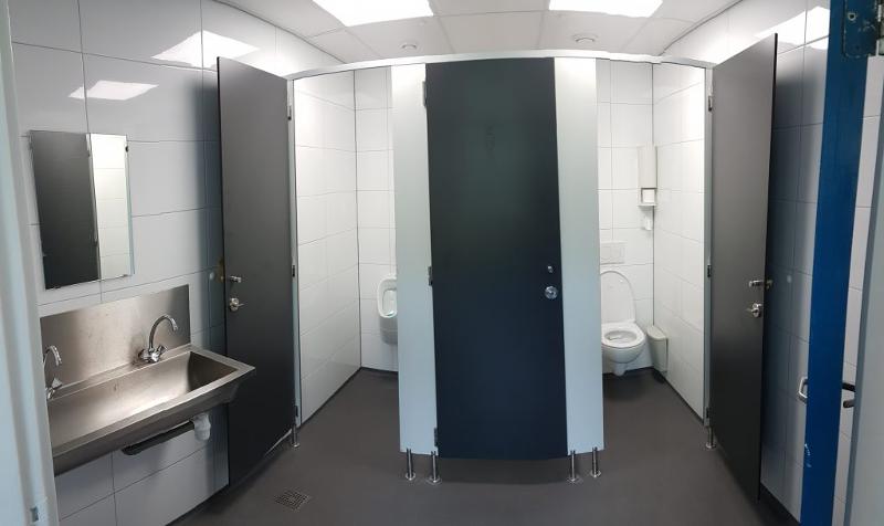 Toiletten in de accommodatie tijdens een surfkamp