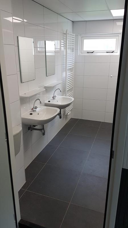 Wastafels in de accommodatie van een surfkamp