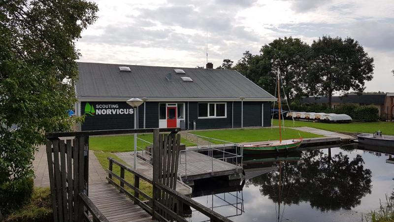 Accommodatie aan het water tijdens een surfkamp