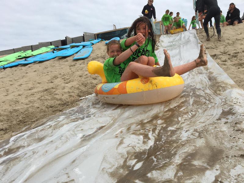 Surfkampen in Scheveningen doen strandactiviteiten